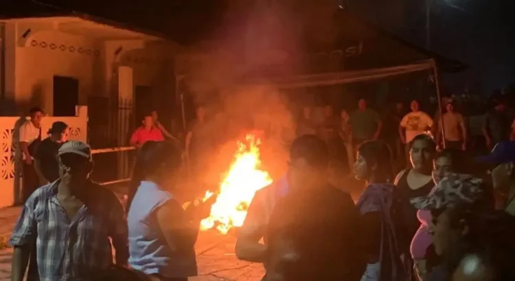 Queman boletas electorales y agreden a consejeros del OPLE en Hidalgotitlán, Veracruz