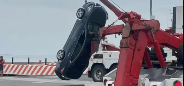 Cae auto al malecón de Veracruz; hay dos muertos Cae auto al malecón de Veracruz; hay dos muertos
