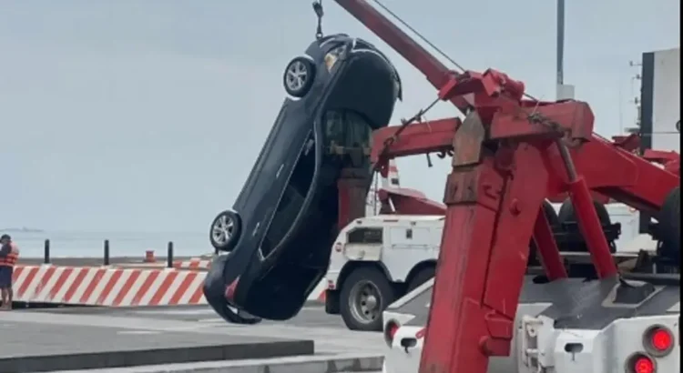 Cae auto al malecón de Veracruz; hay dos muertos