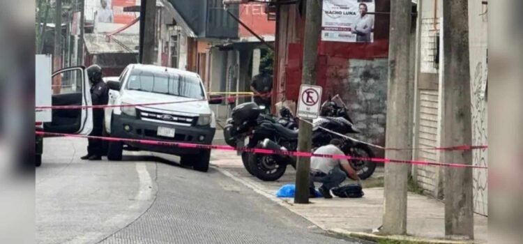 Detienen a hombre por caminar con cabeza humana en Coatepec, Veracruz