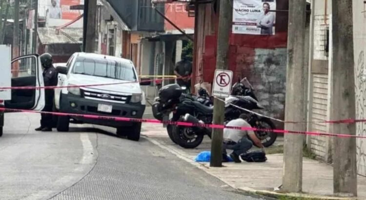 Detienen a hombre por caminar con cabeza humana en Coatepec, Veracruz