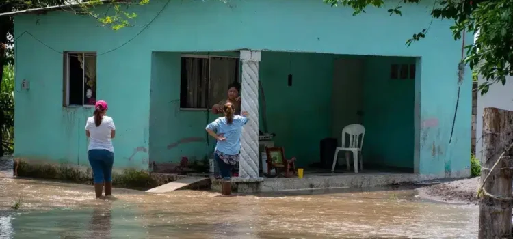 Se inundan en Tlalixcoyan tras lluvias