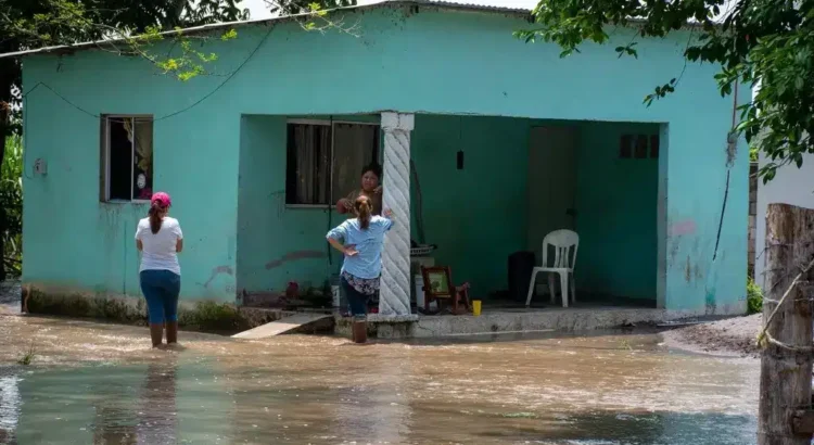 Se inundan en Tlalixcoyan tras lluvias