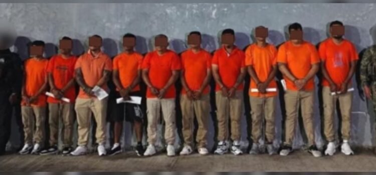 Detienen a 13 custodios y reos por motín en penal de Tuxpan