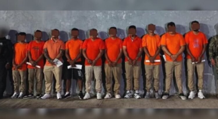 Detienen a 13 custodios y reos por motín en penal de Tuxpan