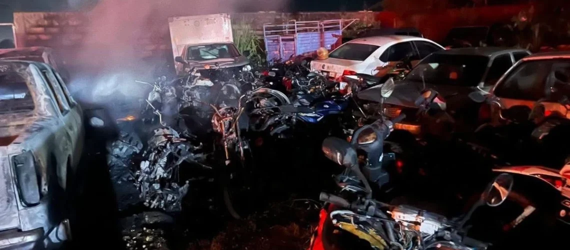 Se incendian más de 25 vehículos en corralón al sur de Veracruz