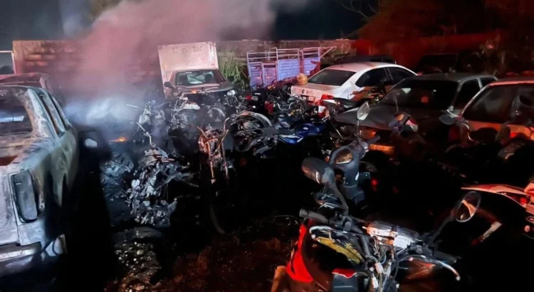Se incendian más de 25 vehículos en corralón al sur de Veracruz