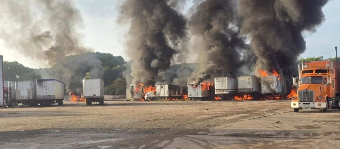 Se incendian tractocamión y cajas secas en complejo Pajaritos, Veracruz
