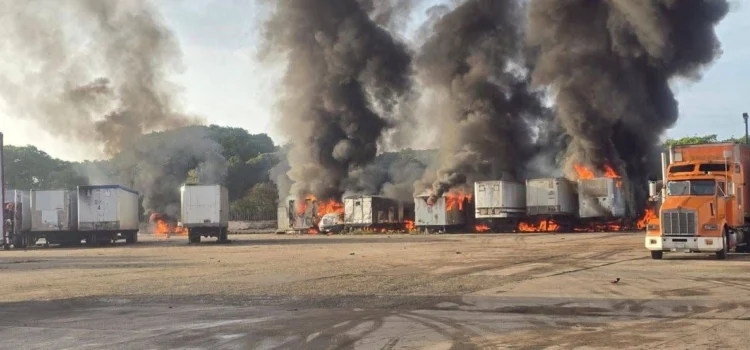 Se incendian tractocamión y cajas secas en complejo Pajaritos, Veracruz