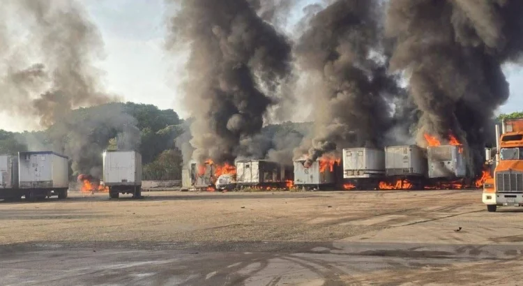 Se incendian tractocamión y cajas secas en complejo Pajaritos, Veracruz