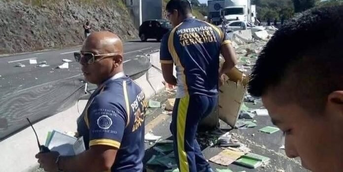 Deja tráiler regados libros de texto en autopista Xalapa-Perote al volcar