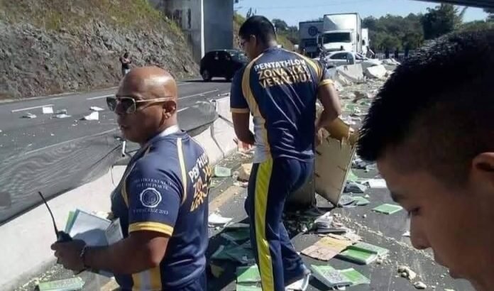 Deja tráiler regados libros de texto en autopista Xalapa-Perote al volcar