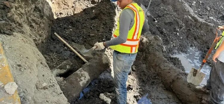 Desentierran dos cañones antiguos sobre avenida Independencia en Veracruz
