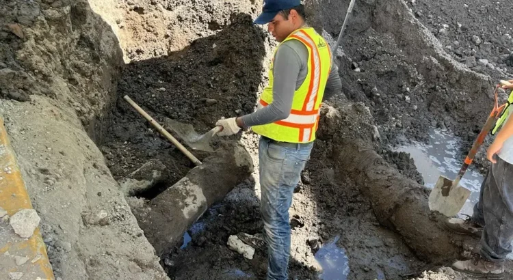 Desentierran dos cañones antiguos sobre avenida Independencia en Veracruz