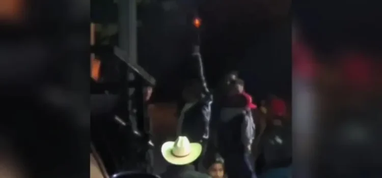 Alcalde de Aquila, Veracruz dispara al aire durante Grito Alcalde de Aquila, Veracruz dispara al aire durante Grito