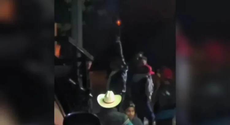 Alcalde de Aquila, Veracruz dispara al aire durante Grito