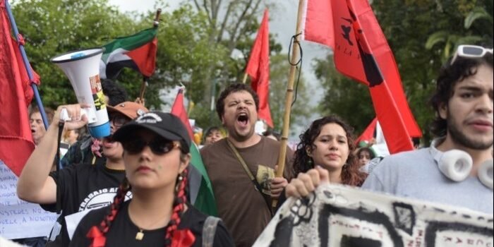 En Xalapa queman bandera y exigen a México romper relaciones con Israel En Xalapa queman bandera y exigen a México romper relaciones con Israel