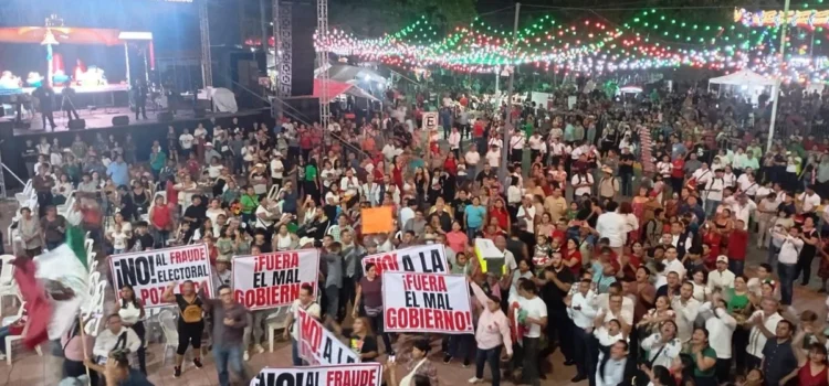 Por desaparecidos y fraude electoral, manifestaciones irrumpen en celebraciones del grito en Veracruz