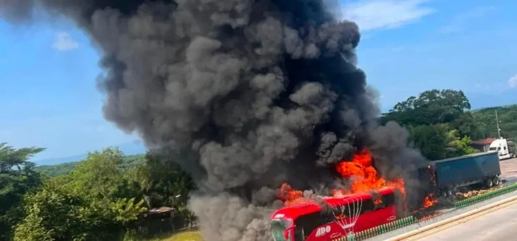 Arde en llamas autobús de pasajeros en autopista con dirección a Veracruz Arde en llamas autobús de pasajeros en autopista con dirección a Veracruz