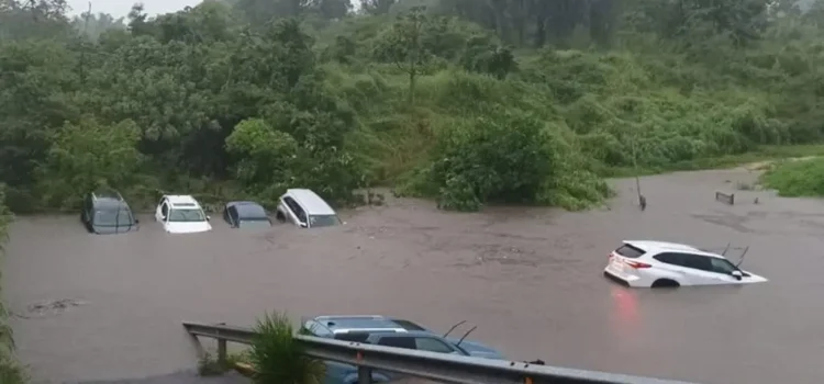 Córdoba, con inundaciones tras fuerte lluvia; daños cuantiosos en agencia de autos