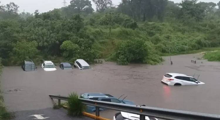 Córdoba, con inundaciones tras fuerte lluvia; daños cuantiosos en agencia de autos