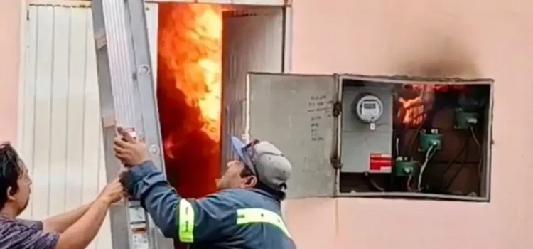 Incendio en palacio administrativo de Poza Rica, evacuan oficinas municipales