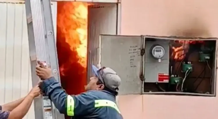 Incendio en palacio administrativo de Poza Rica, evacuan oficinas municipales