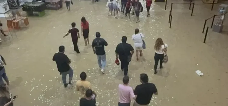Hasta los cines y plazas quedaron bajo el agua tras aguacero en Poza Rica, Veracruz