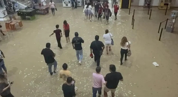 Hasta los cines y plazas quedaron bajo el agua tras aguacero en Poza Rica, Veracruz
