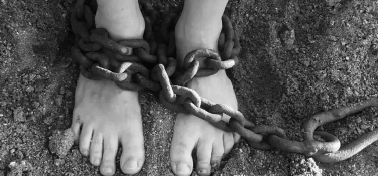 Resguardan a menor de edad hallada encadenada de sus pies al sur de Veracruz