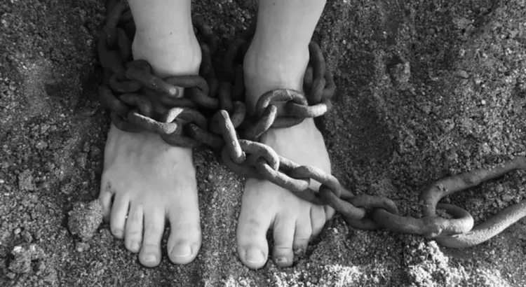 Resguardan a menor de edad hallada encadenada de sus pies al sur de Veracruz