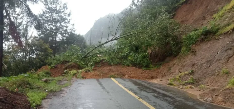 Derrumbe incomunica a localidades de Calcahualco, Veracruz. Precaución