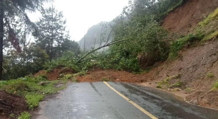 Derrumbe incomunica a localidades de Calcahualco, Veracruz. Precaución