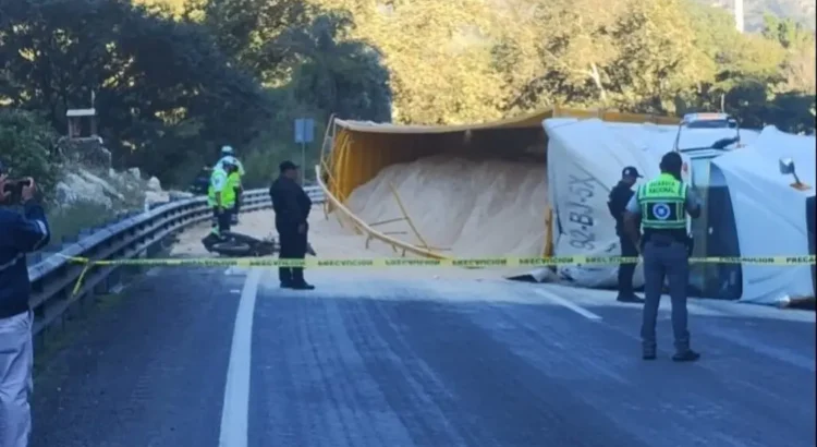 Camión con arena vuelca y aplasta a motociclistas en carretera de Veracruz; hay un muerto Camión con arena vuelca y aplasta a motociclistas en carretera de Veracruz; hay un muerto