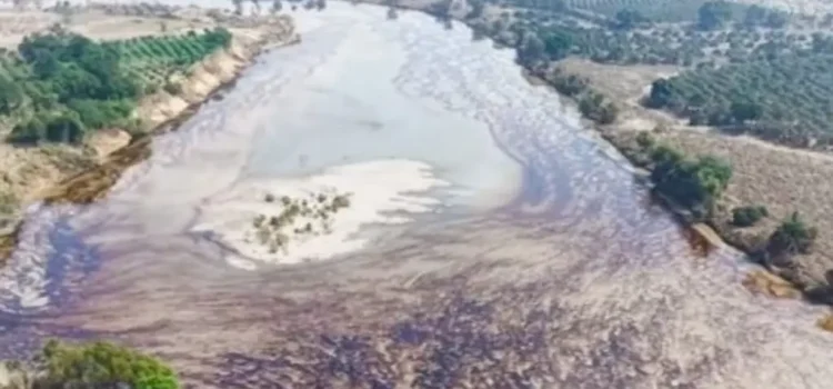 Reportan fuga de hidrocarburo en río Pantepec tras inundaciones en Veracruz