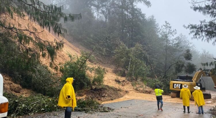 Restablecen comunicación terrestre en 8 municipios afectados por las lluvias en Veracruz