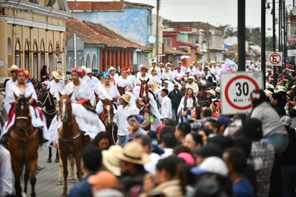 Fiestas de la Candelaria en Tlacotalpan, Veracruz, iniciaron con cabalgata de más de 400 jinetes