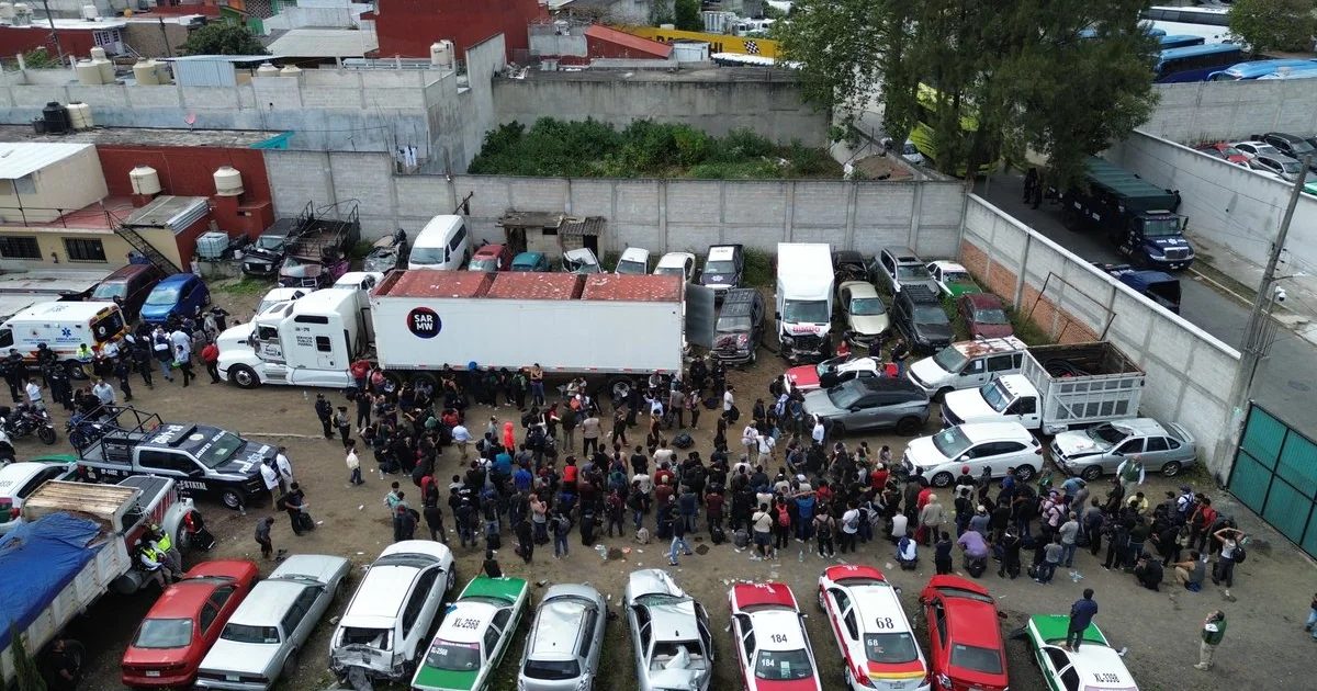 Hallan a cientos de migrantes en tráiler dentro de corralón en Xalapa; varios deshidratados