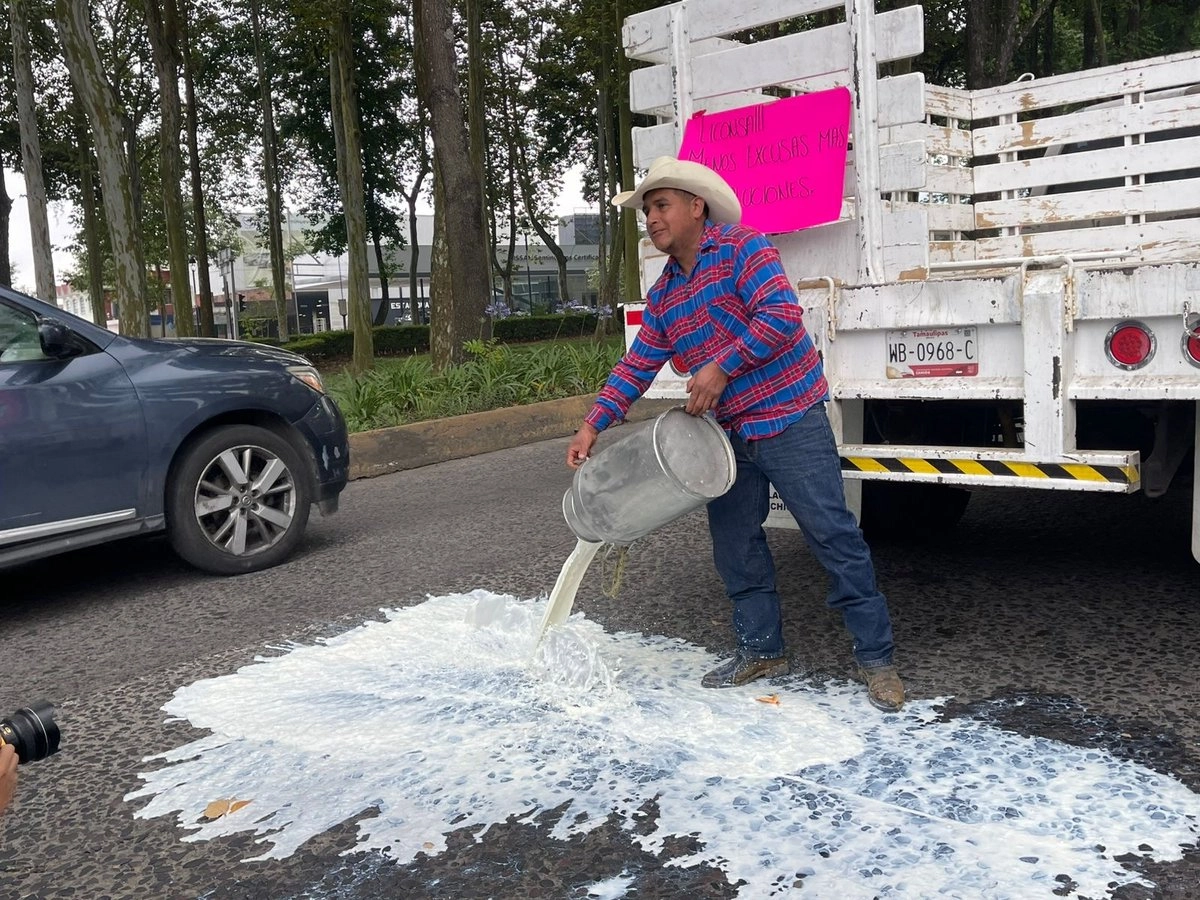 Productores derraman leche frente a Linconsa de Xalapa; reclaman haber sido dados de baja del programa